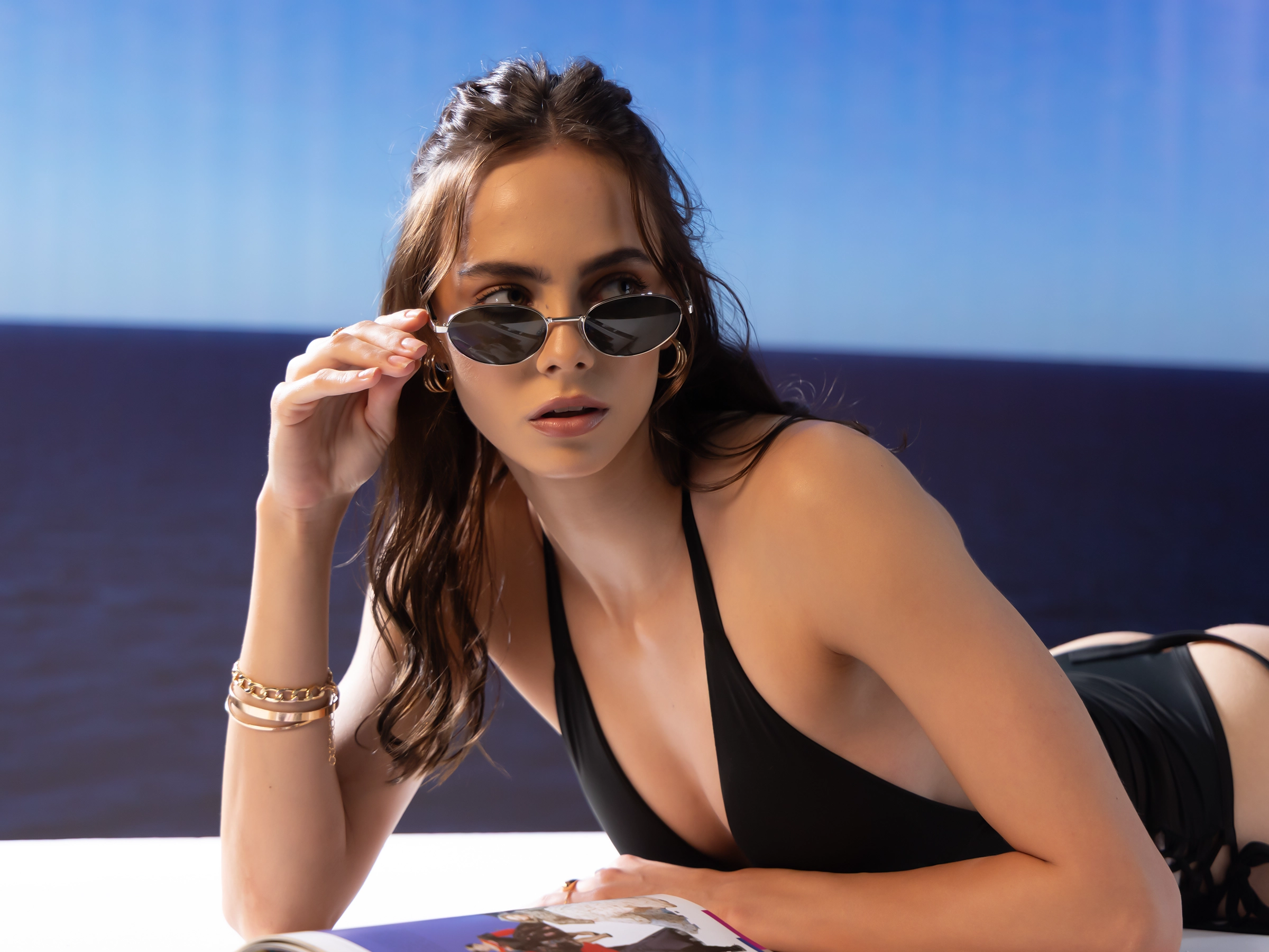 Oval keyhole Sunglasses With Green Tint