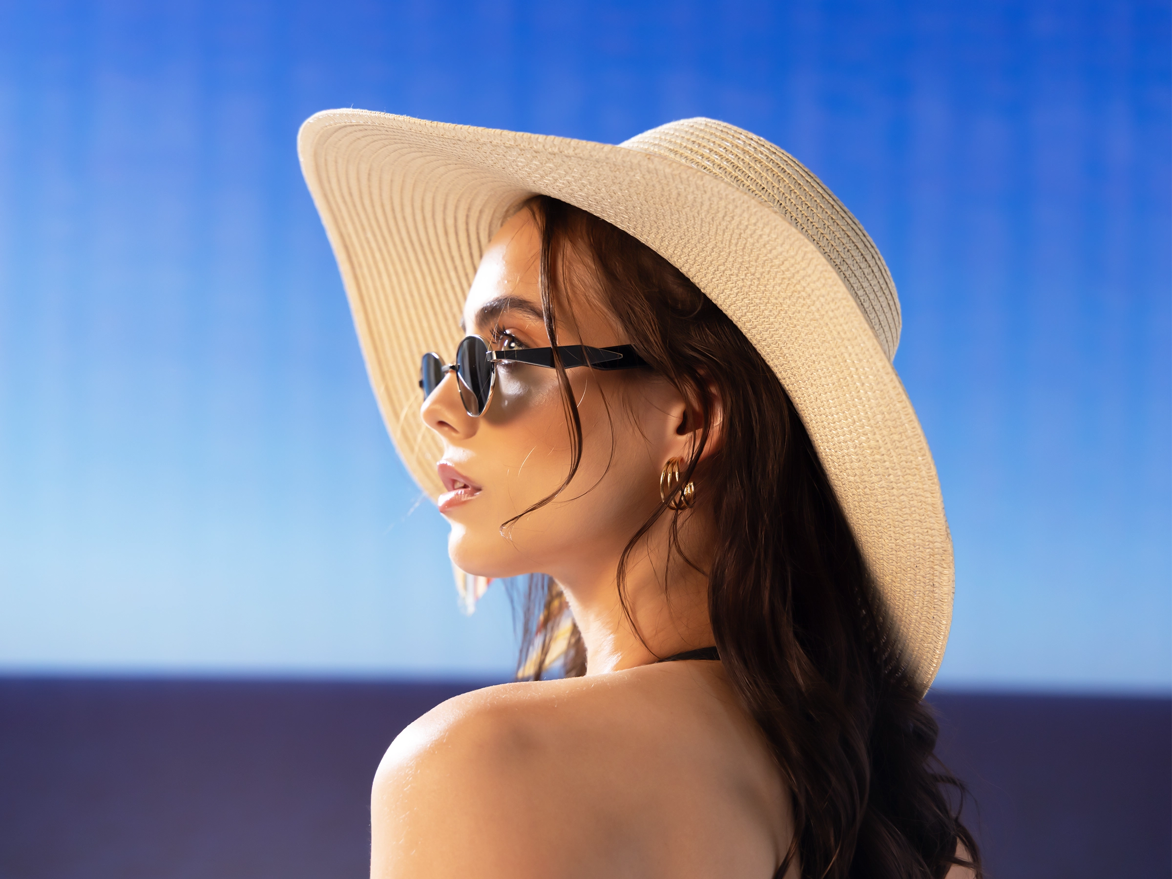 Oval keyhole Sunglasses With Green Tint